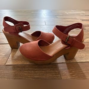 Universal thread platform mule clogs NEVER WORN size 7 Beautiful 😍